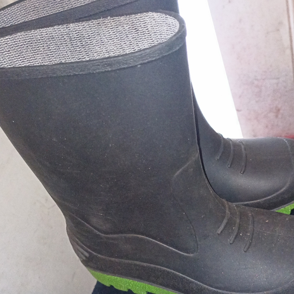 Youth boy shoes/rain boots size 2
